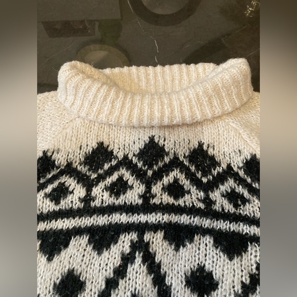 Hollister Women’s Black and White Fair Isle Knit Sweater Turtleneck Size Medium - Picture 7 of 15